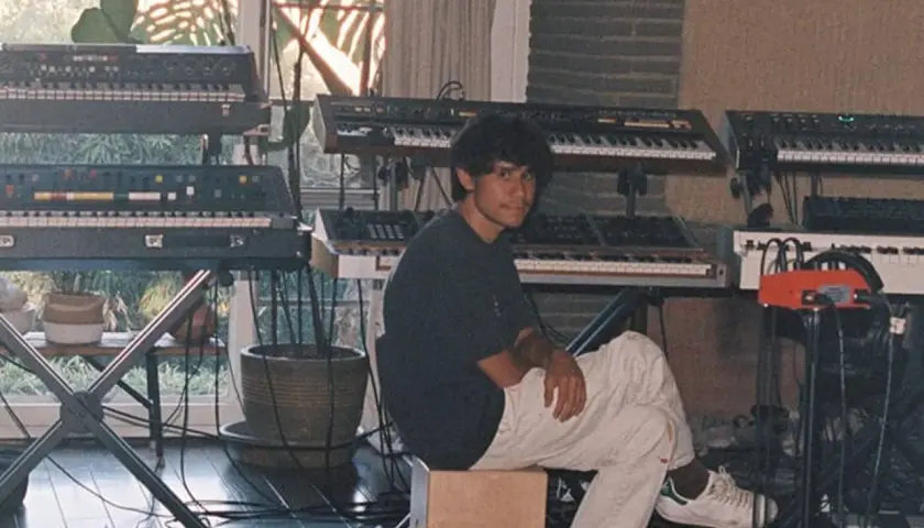 Frank Dukes sitzt in seinem Studio, umgeben von Synthesizern.