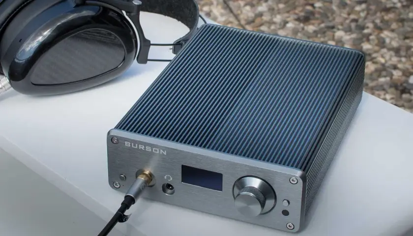 Burson Playmate 2 mit Kopfhörern. Ein kompakter Verstärker für audiophilen Genuss.