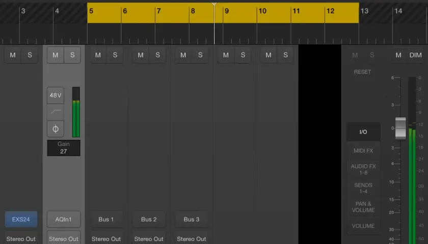 Ein Bildschirm mit einer Musikproduktionssoftware, die eine Spur für "Tube Vocal" anzeigt. Die **logic remote** App ermöglicht die Steuerung.