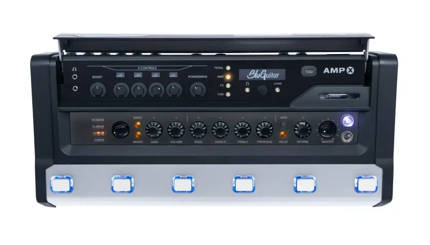 BluGuitar AMP X: Ein vielseitiger Gitarrenverstärker mit zahlreichen Reglern und beleuchteten Pedalen. Die bluguitar amp x release date wird bald bekannt gegeben.