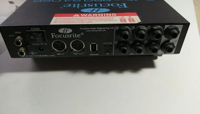 Rückseite eines Focusrite Saffire Pro 24 DSP Audio-Interfaces mit Anschlüssen für Strom, MIDI, Firewire und Line-Outs.