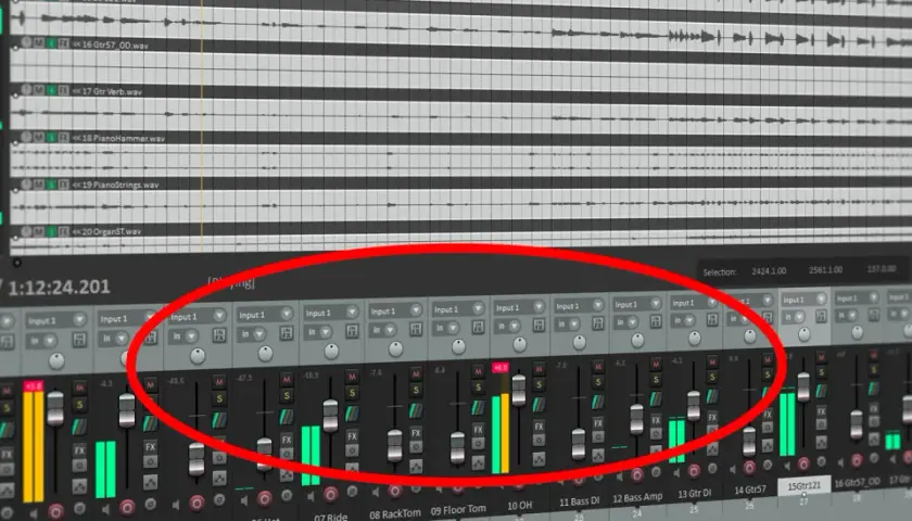 Digitales Mischpult mit Fader-Kanälen, die den Pegel und die Höhen (Treble) eines Mixes anzeigen.