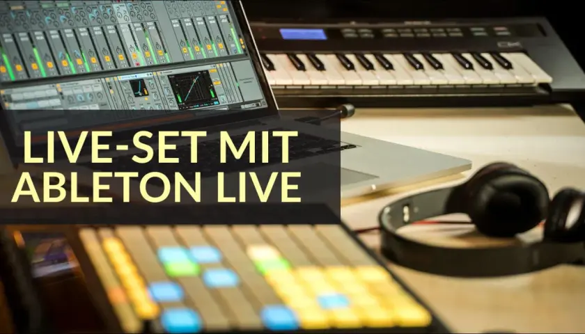 DJing with Ableton Live: Laptop mit Musiksoftware, Keyboard und Kopfhörer bereit für den Auftritt.
