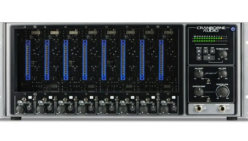 Das Cranborne Audio 500R8 Rack mit acht 500er Modul-Slots und integriertem Summierer.