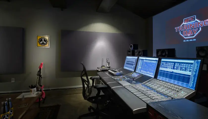 Professionelles Tonstudio mit Yamaha Nuage Mischpult, Monitoren und UFC-Training-Day-Projektion.