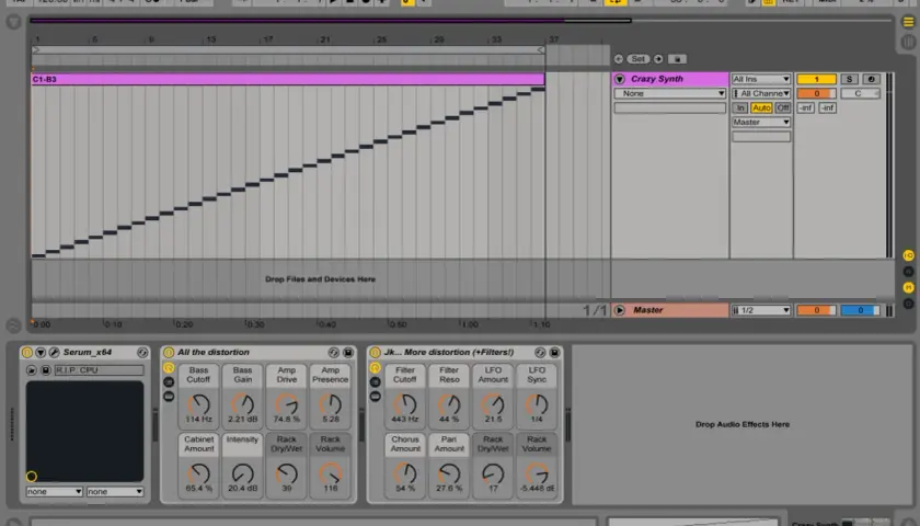 Ableton Live-Ansicht mit einem MIDI-Clip, der eine aufsteigende Tonleiter zeigt. Rechts ist der "Crazy Synth" mit Parametern und Effekten wie dem ableton sampler zu sehen.