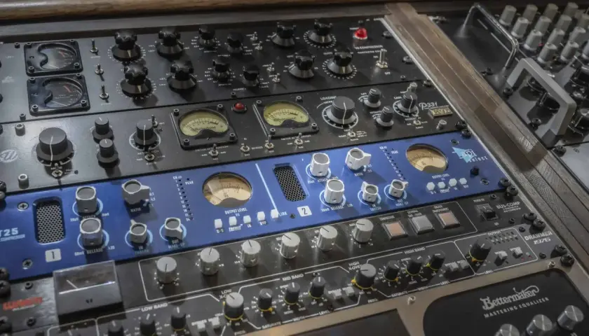 Ein Rack mit Audiogeräten, darunter ein linear phase eq. und Kompressoren, bereit für den Mix.