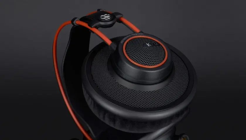 AKG K712 PRO Kopfhörer im Detail. Ein detaillierter akg k712 pro test zeigt die präzise Verarbeitung.