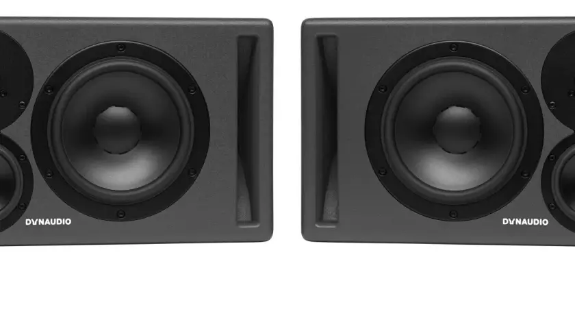 Zwei schwarze Dynaudio Core 47 Monitore mit großen Tieftönern und Bassreflexöffnungen, bereit für präzisen Sound.