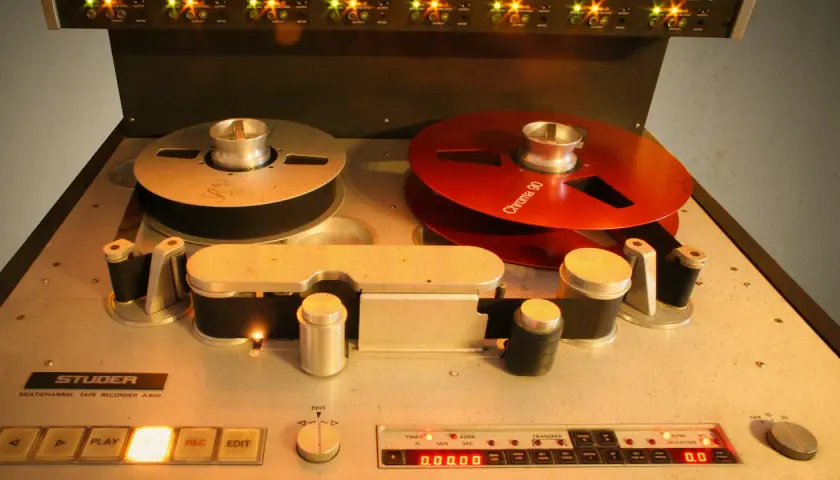 Studer A800 Bandmaschine mit zwei Spulen, die wie ein analoger glue compressor klingt.