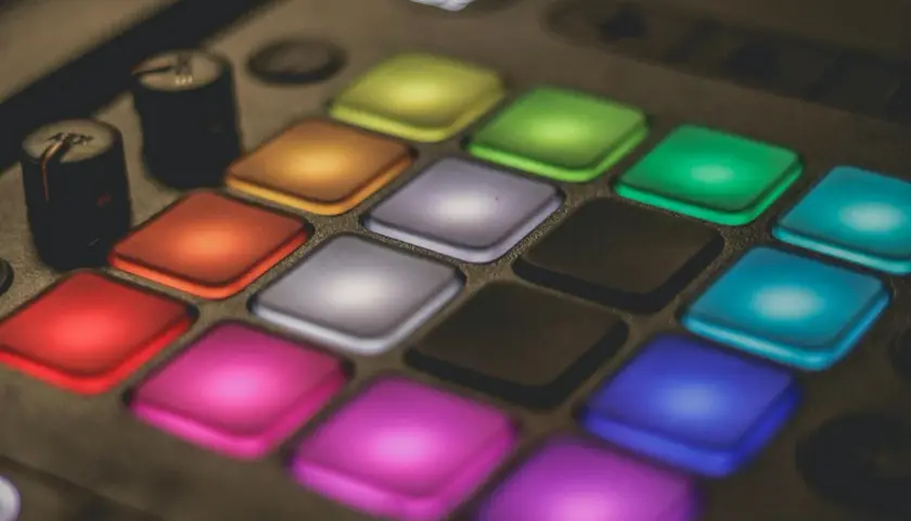 Bunte Pads eines Ableton Push 3 Controllers, bereit für den Release.