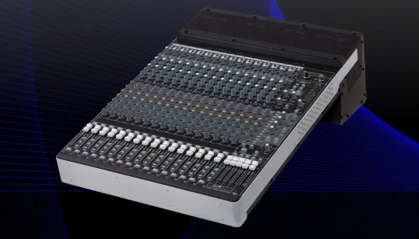 Ein Mackie Onyx 1640 Mischpult mit vielen Reglern und Fadern, bereit für den perfekten Sound.