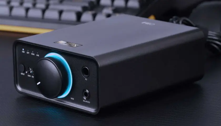 Schwarzer Fiio K7 im Test. Der Kopfhörerverstärker mit THX AAA 788+ Chip und blau beleuchtetem Lautstärkeregler.