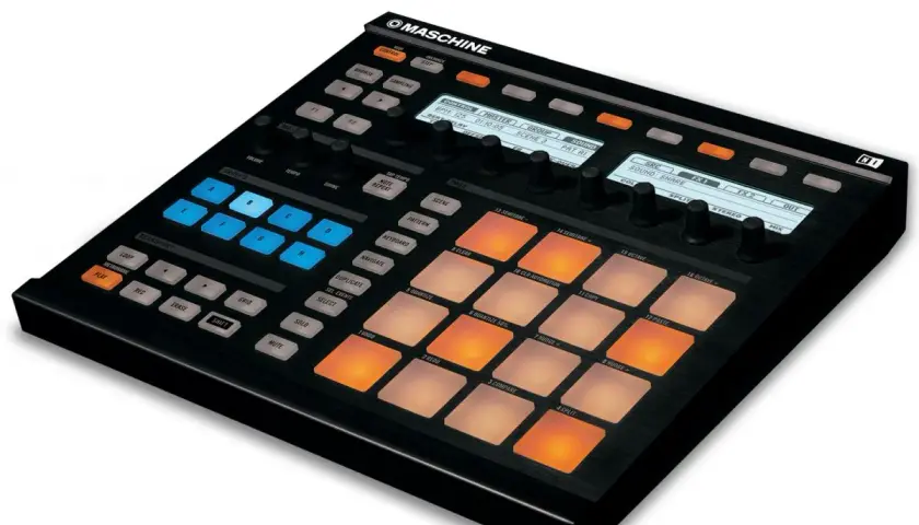 Maschine MK1 mit leuchtenden Pads, bereit für Beat-Produktion.