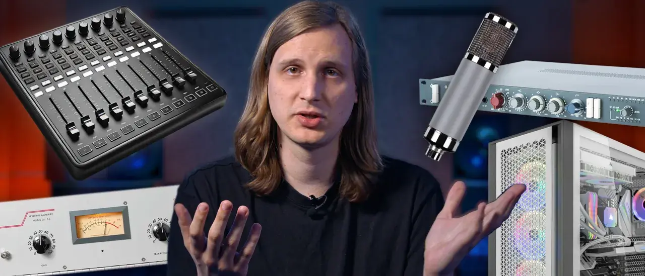Mann erklärt Audio-Equipment: Mischpult, Mikrofon, Kompressor, PC. Mono vs Stereo im Fokus.