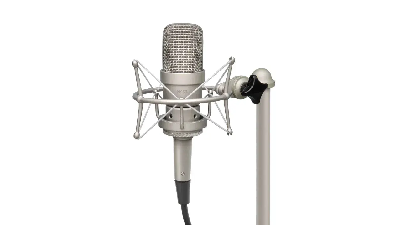 Ein Neumann Gefell M930 Mikrofon in einer Spinne, bereit für die Aufnahme.
