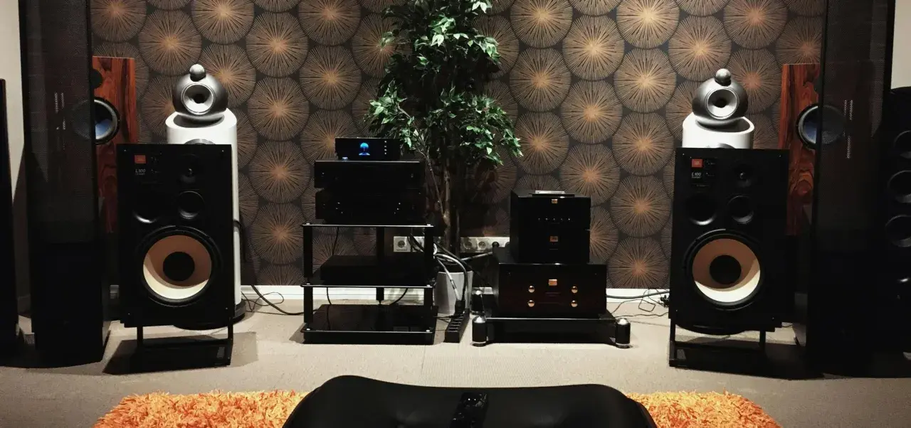 Hochwertige Lautsprecher und Audiogeräte versprechen ein immersives Klangerlebnis, das an **spatial audio** erinnert.