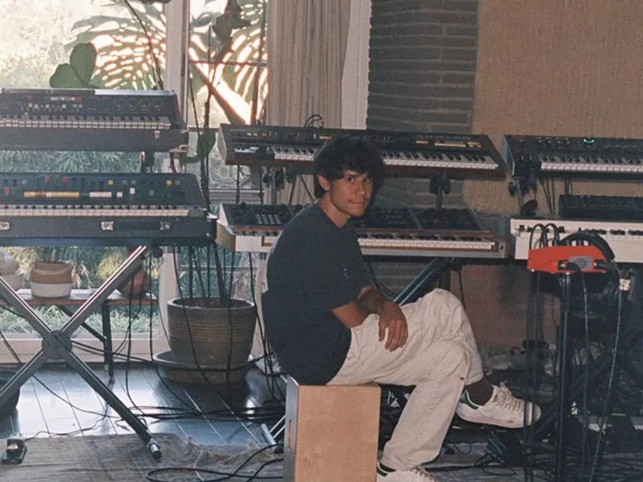 Frank Dukes sitzt in seinem Studio, umgeben von Synthesizern.