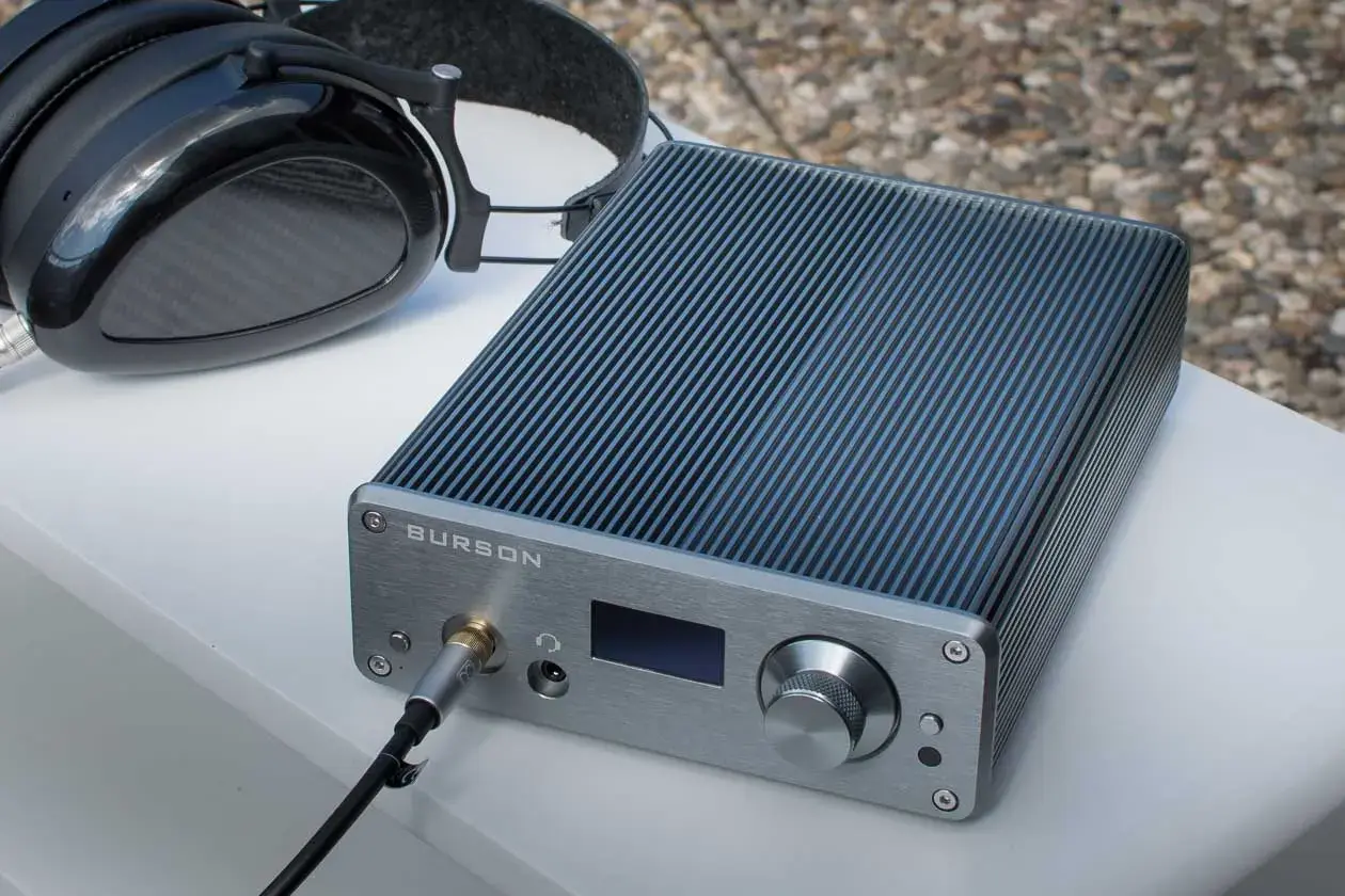 Burson Playmate 2 mit Kopfhörern. Ein kompakter Verstärker für audiophilen Genuss.