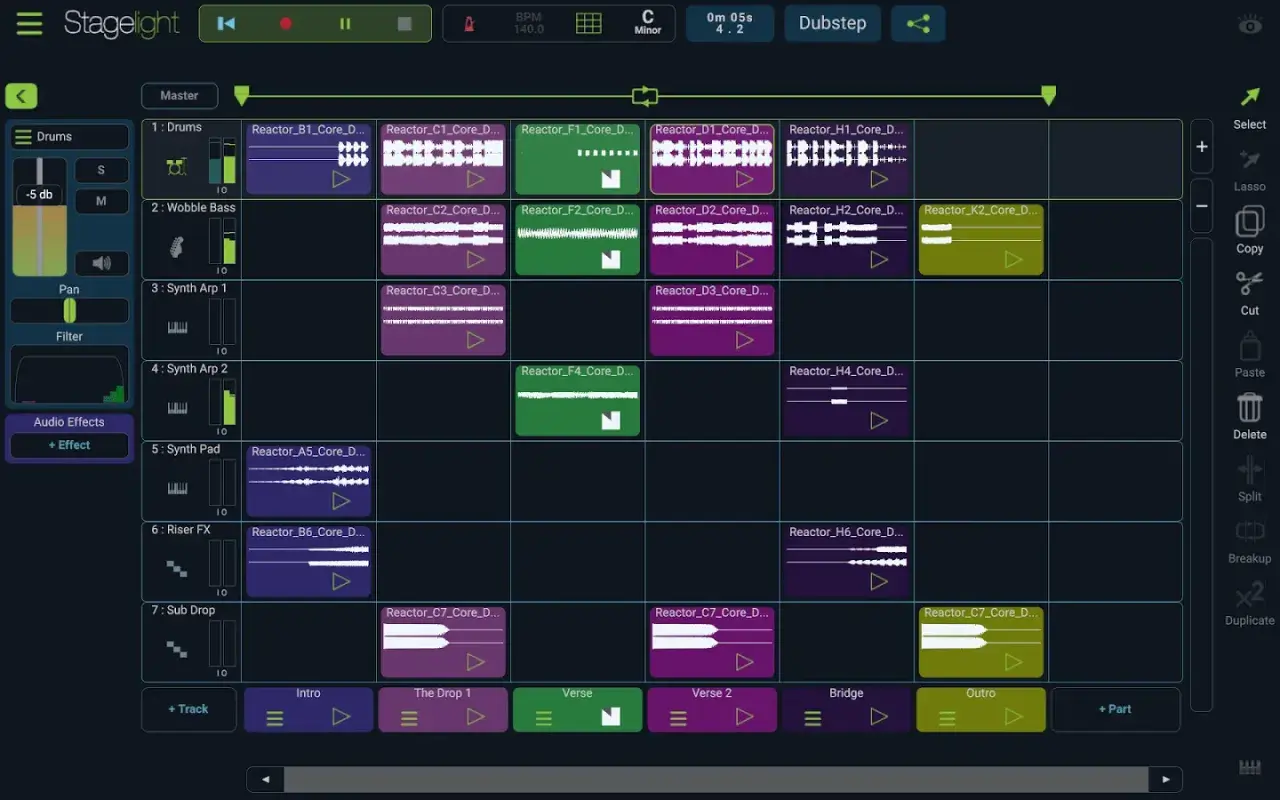 Stagelight-Oberfläche mit Musik-Sequenzen, die an eine playbox native instruments erinnern. Verschiedene Spuren für Drums, Bass und Synths sind sichtbar.