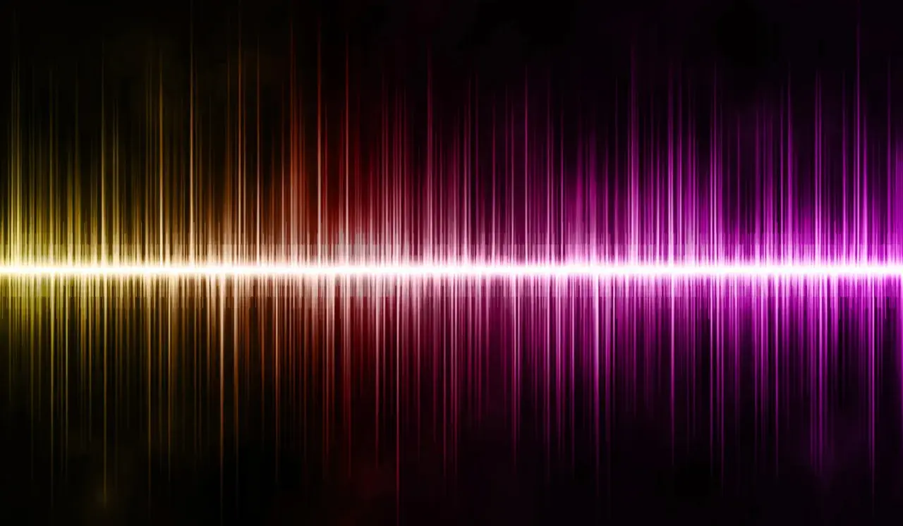 Ein Spektrum aus gelben, roten und violetten Linien, das an einen Equalizer erinnert. Dieses farbige Rauschen erzeugt eine dynamische, leuchtende Atmosphäre.