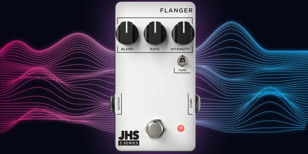 Ein weißes Effektpedal mit der Aufschrift "FLANGER" und Reglern für Blend, Rate und Intensity. Links und rechts davon schwingen neonfarbene Wellen, die an einen flanger vs phaser Sound erinnern.