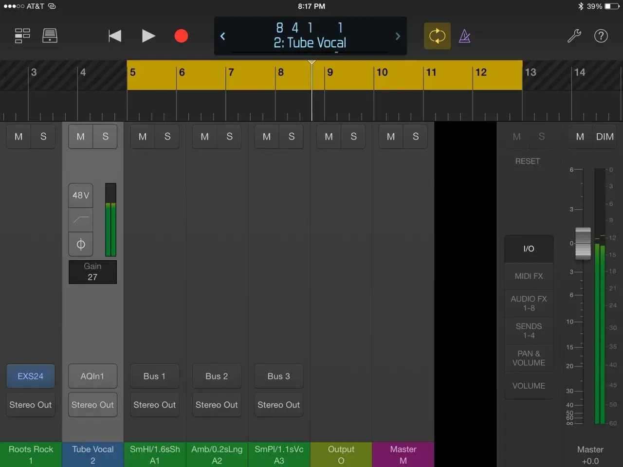 Ein Bildschirm mit einer Musikproduktionssoftware, die eine Spur für "Tube Vocal" anzeigt. Die **logic remote** App ermöglicht die Steuerung.