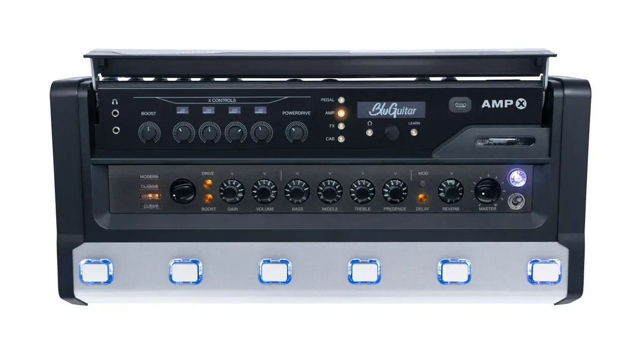 BluGuitar AMP X: Ein vielseitiger Gitarrenverstärker mit zahlreichen Reglern und beleuchteten Pedalen. Die bluguitar amp x release date wird bald bekannt gegeben.