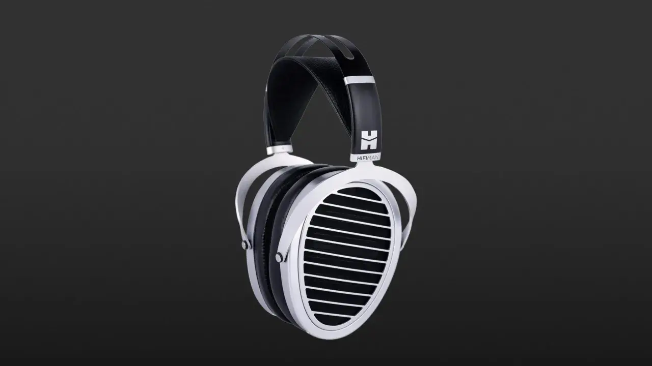 Hifiman Ananda Kopfhörer im Test: Elegantes Design mit silbernen Akzenten und schwarzem Leder.