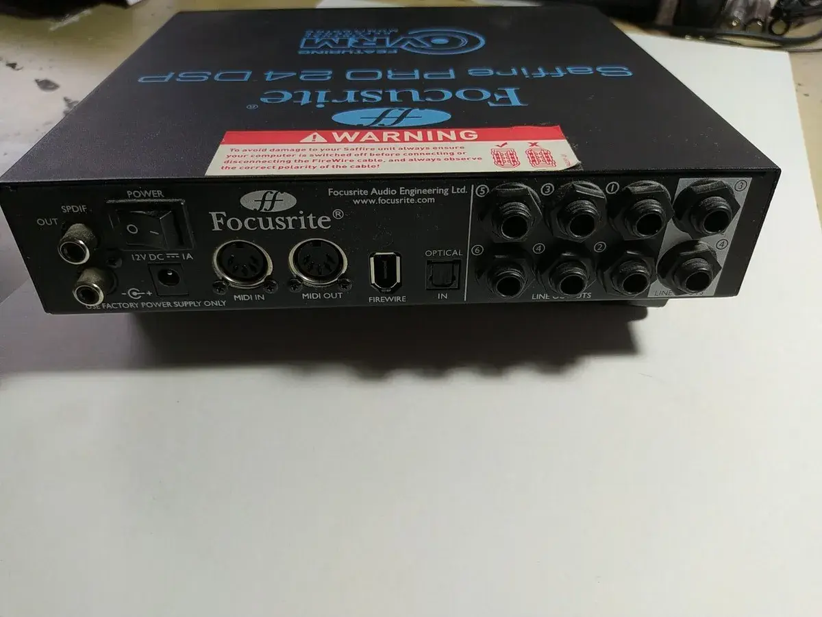 Rückseite eines Focusrite Saffire Pro 24 DSP Audio-Interfaces mit Anschlüssen für Strom, MIDI, Firewire und Line-Outs.