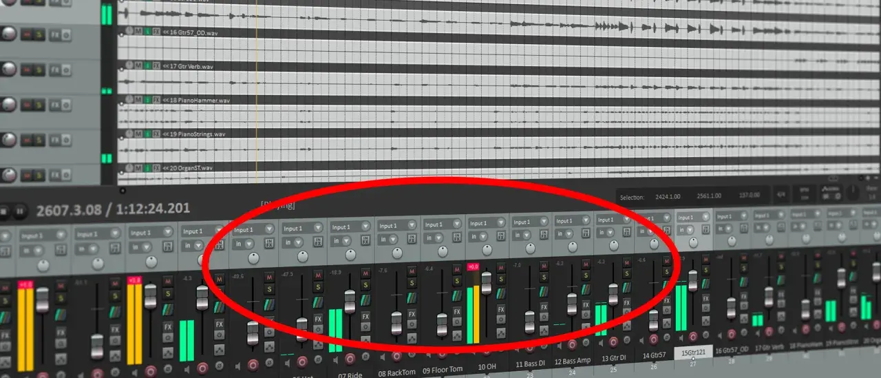 Digitales Mischpult mit Fader-Kanälen, die den Pegel und die Höhen (Treble) eines Mixes anzeigen.