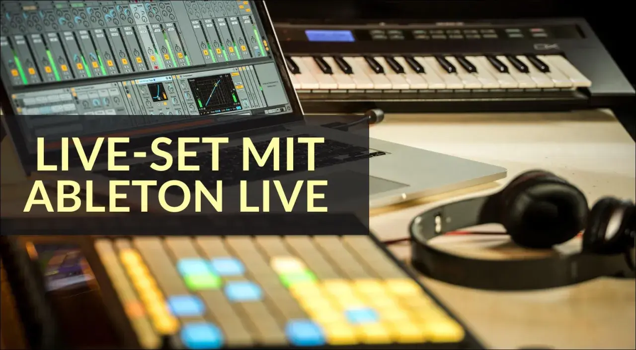 DJing with Ableton Live: Laptop mit Musiksoftware, Keyboard und Kopfhörer bereit für den Auftritt.