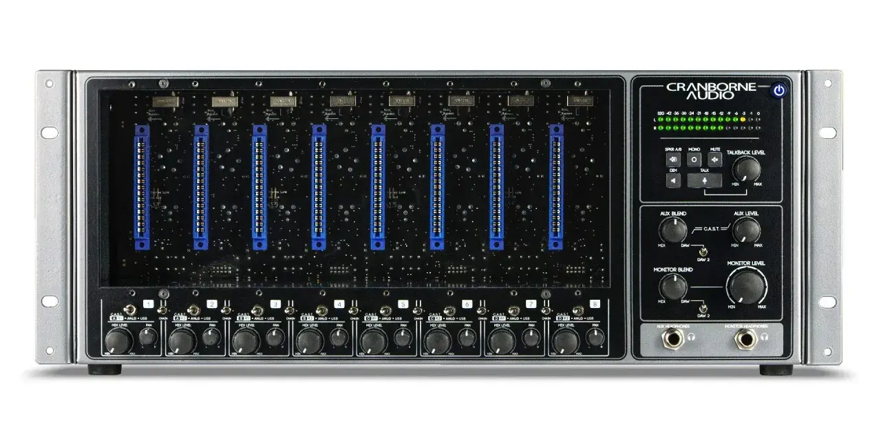 Das Cranborne Audio 500R8 Rack mit acht 500er Modul-Slots und integriertem Summierer.