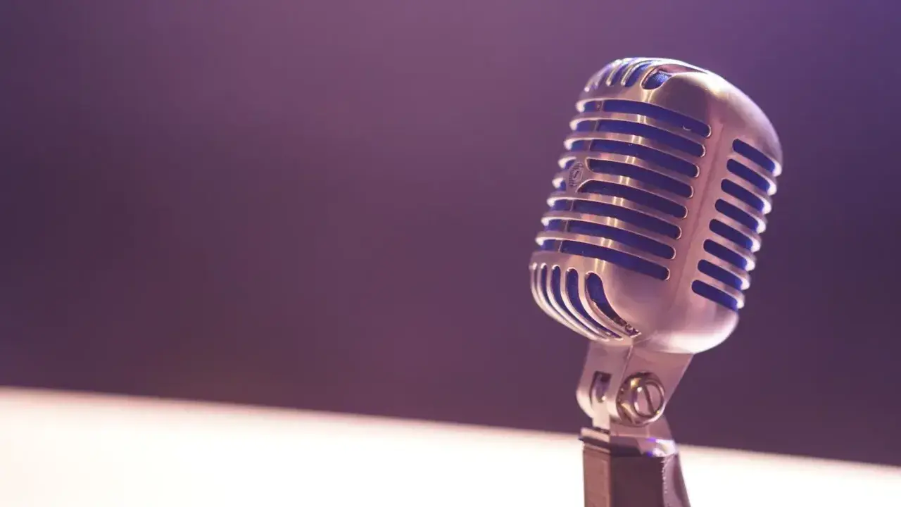 Ein glänzendes Mikrofon steht bereit für autotune live. Die Bühne ist bereitet, die Musik wartet.