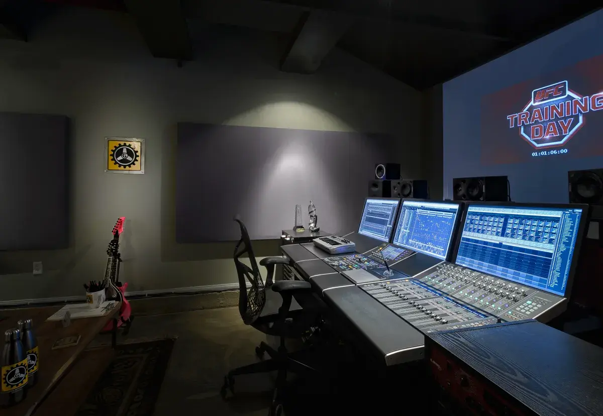 Professionelles Tonstudio mit Yamaha Nuage Mischpult, Monitoren und UFC-Training-Day-Projektion.