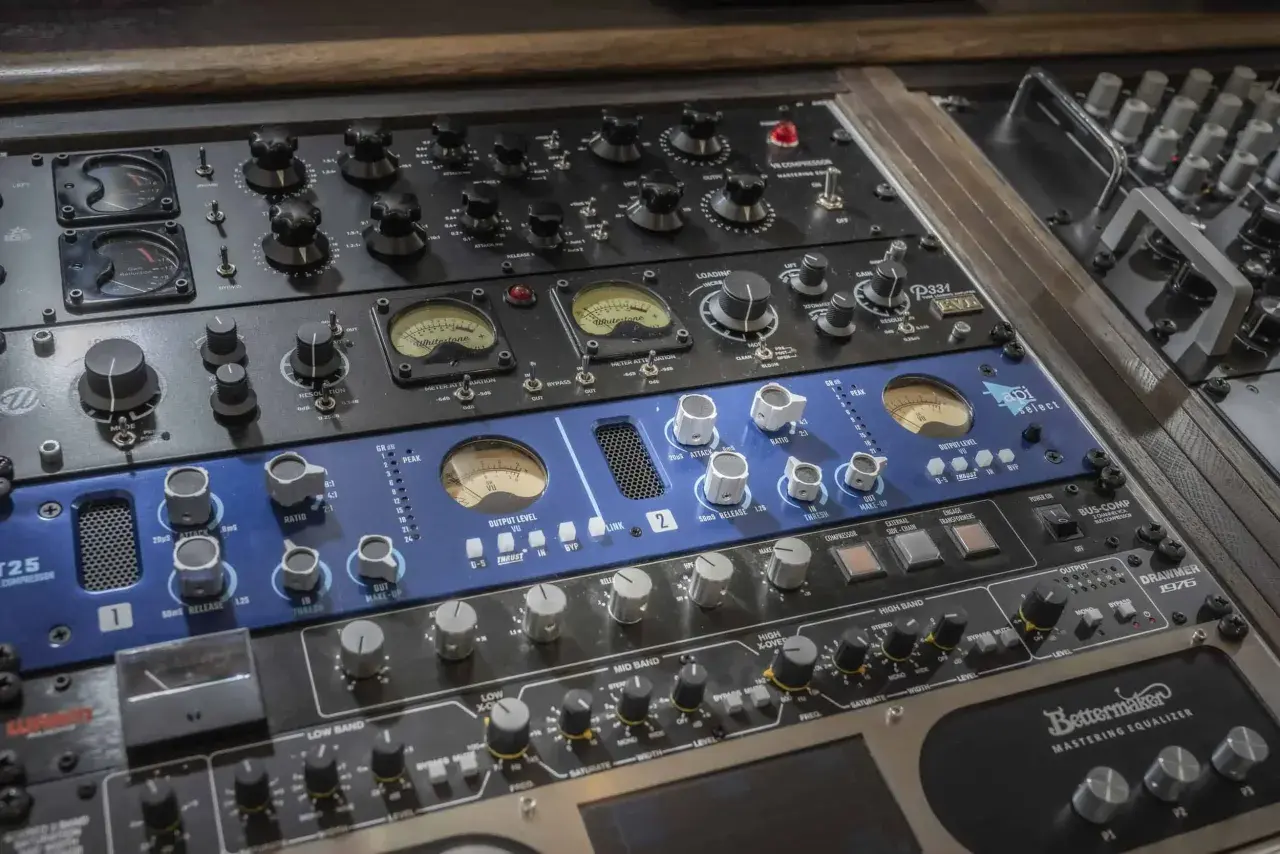 Ein Rack mit Audiogeräten, darunter ein linear phase eq. und Kompressoren, bereit für den Mix.