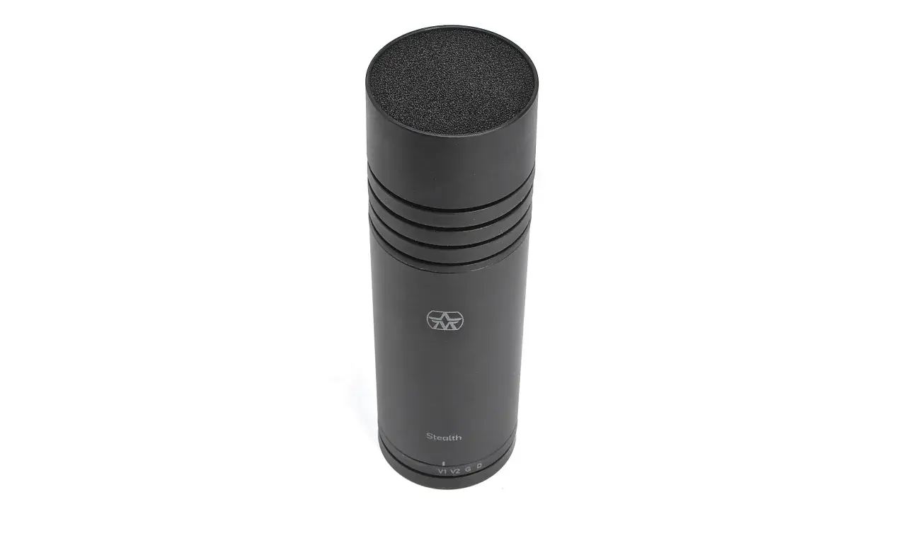 Ein Aston Stealth Mikrofon, das für seine unauffällige Eleganz und erstklassige Audioqualität bekannt ist.
