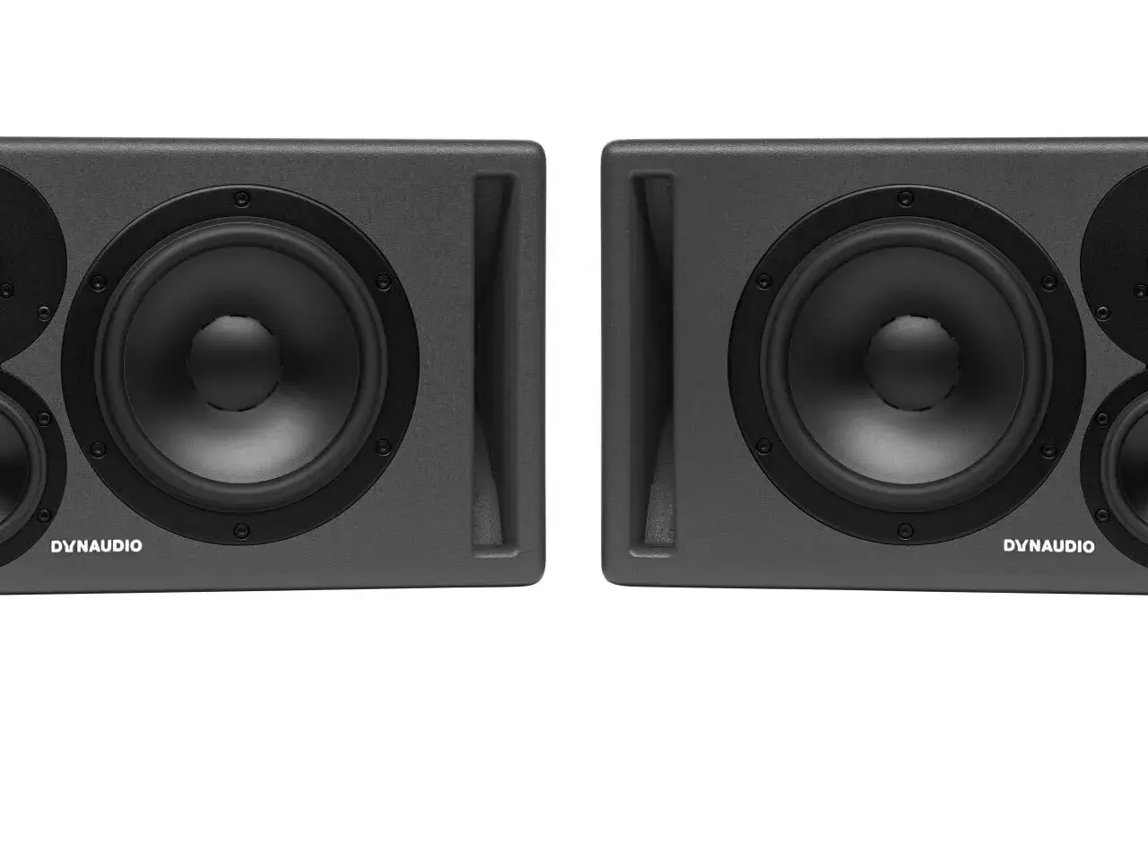 Zwei schwarze Dynaudio Core 47 Monitore mit großen Tieftönern und Bassreflexöffnungen, bereit für präzisen Sound.