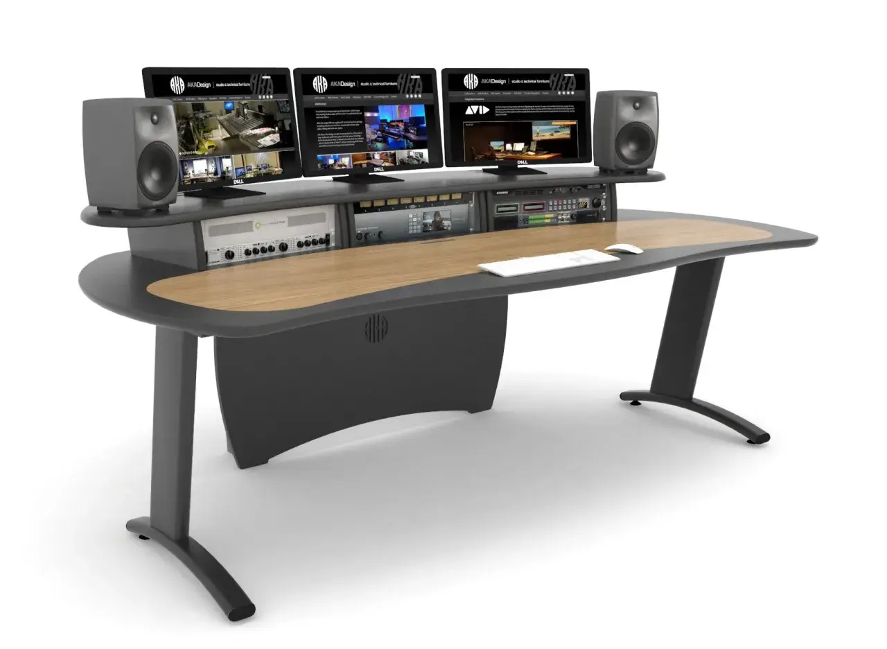 Ein moderner Schreibtisch mit drei Monitoren, Lautsprechern und Audiogeräten. Perfekt für ein Studio, um einen perfekten sound bridge zu schaffen.