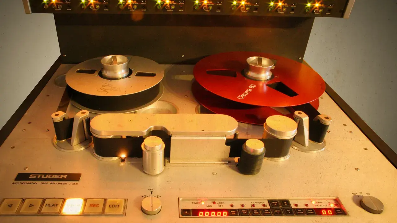 Studer A800 Bandmaschine mit zwei Spulen, die wie ein analoger glue compressor klingt.