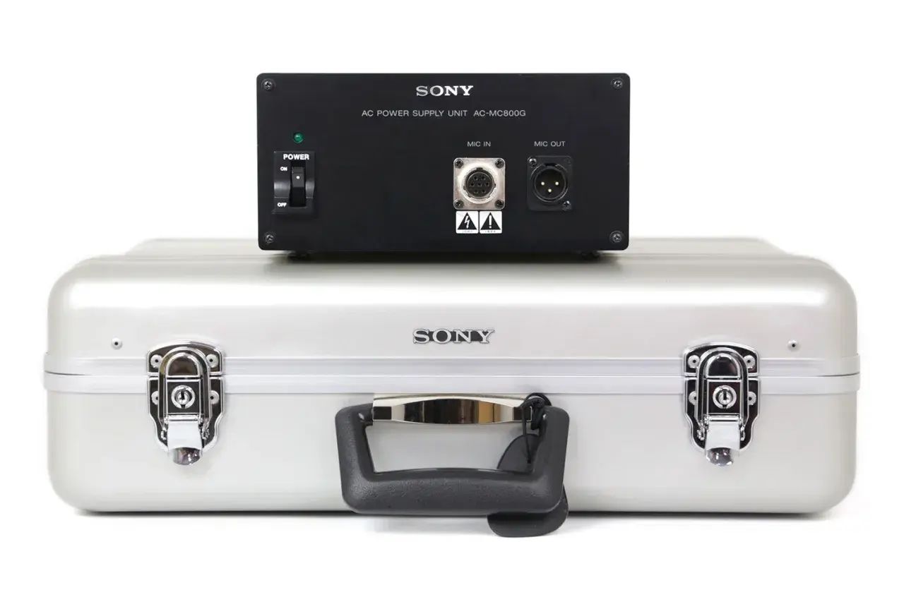 Sony AC Power Supply Unit AC-MC800G für das legendäre Sony C800G Mikrofon, bereit für den Einsatz.
