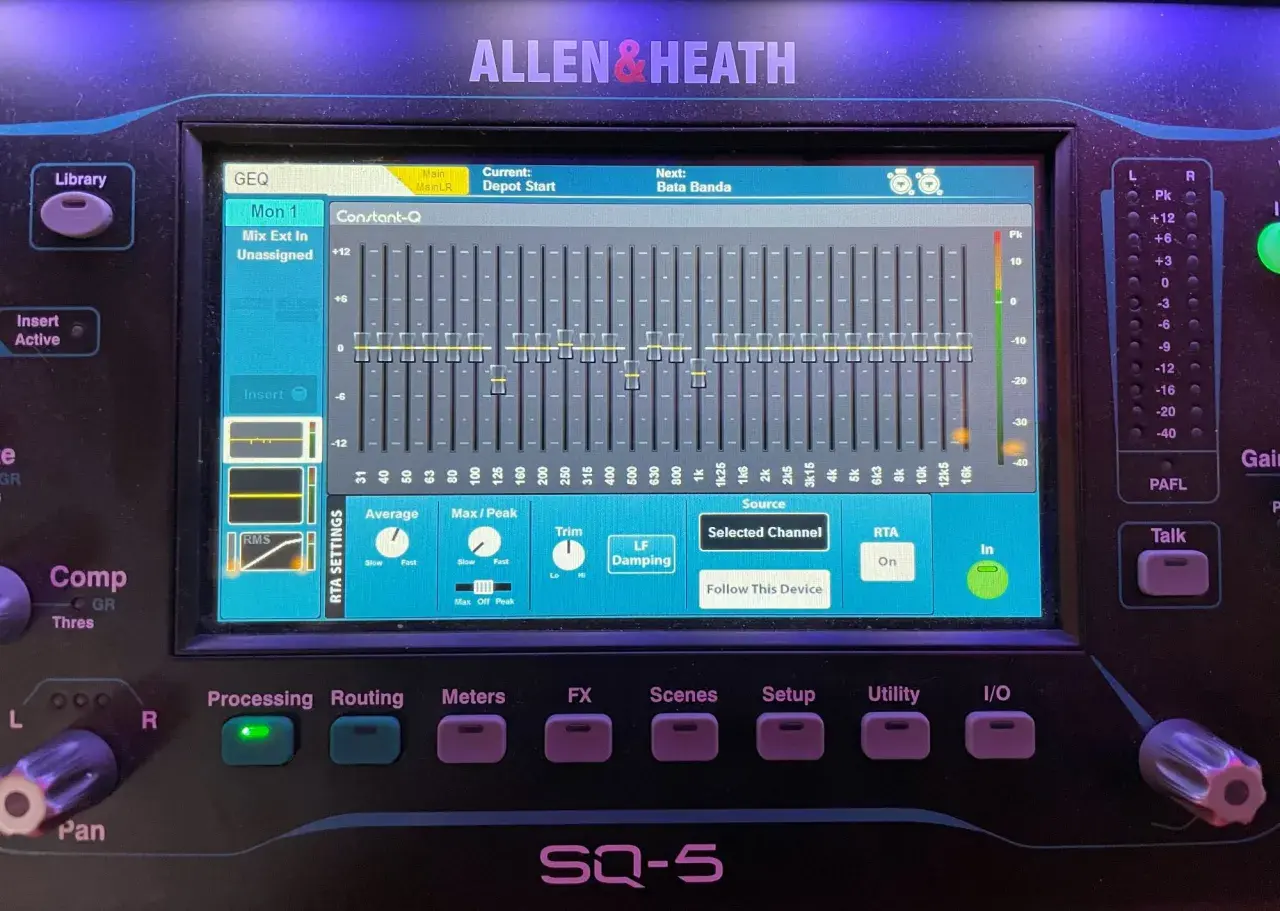 Allen & Heath SQ-5 Mischpult mit EQ-Einstellungen. Die Regler zeigen eine Einstellung, die auf eine hohe Impedanz hindeutet, um den Klang zu formen.