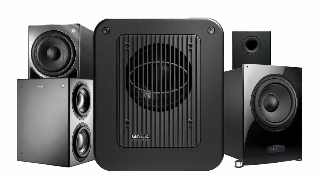 Mehrere Subwoofer, darunter ein Genelec-Modell, bereit für den Einsatz mit einem high pass filter.