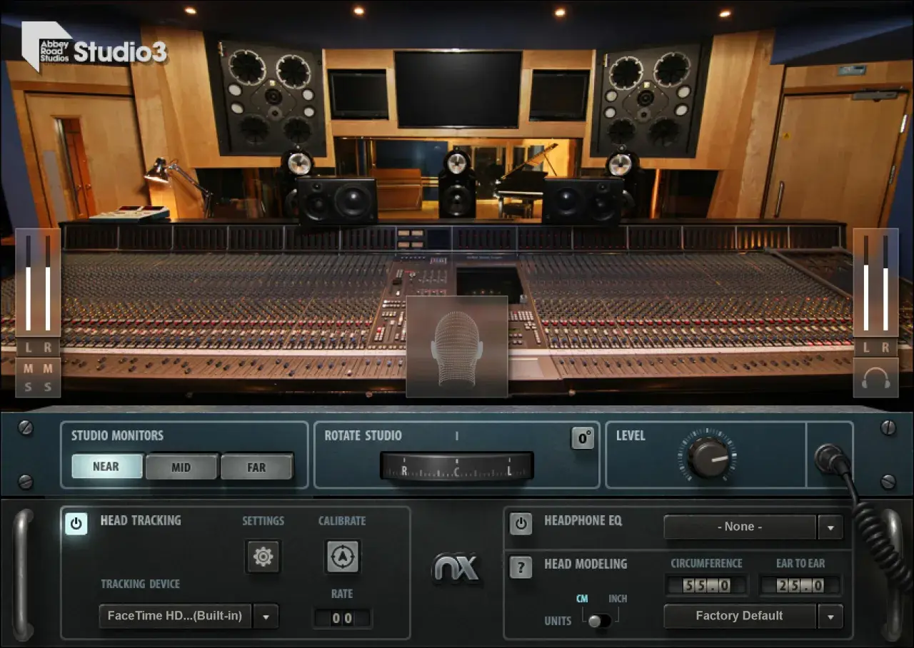 Das Abbey Road Studio 3 mit Mischpult, Lautsprechern und Piano. Waves Audio-Software mit Head Tracking und EQ-Einstellungen.