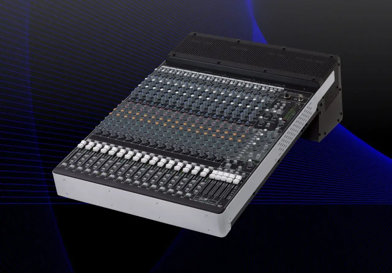 Ein Mackie Onyx 1640 Mischpult mit vielen Reglern und Fadern, bereit für den perfekten Sound.