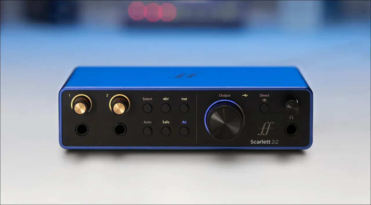 Fokusrite Scarlett 2i2 Audio-Interface in Blau. Ideal für Musikproduktion und die Nutzung von Fokusrite Plugins.