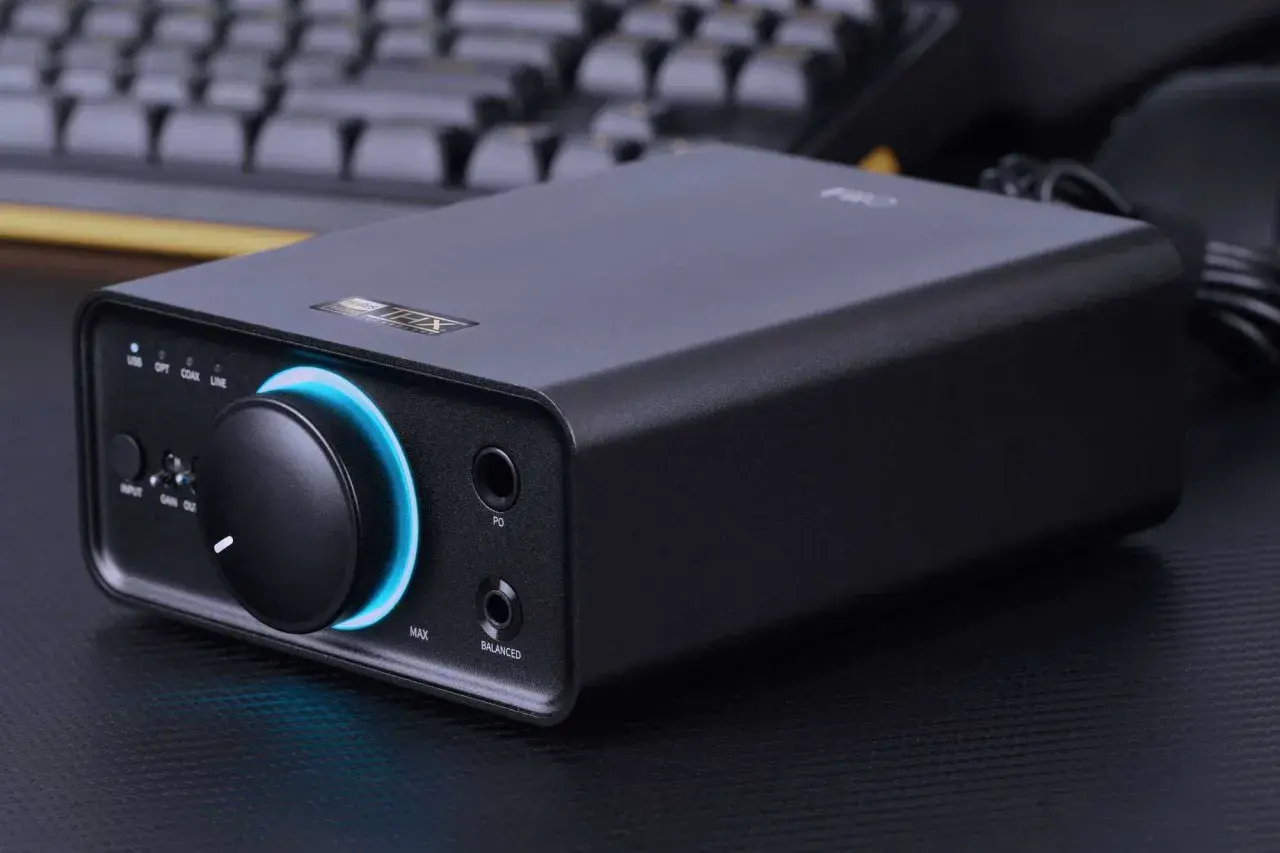 Schwarzer Fiio K7 im Test. Der Kopfhörerverstärker mit THX AAA 788+ Chip und blau beleuchtetem Lautstärkeregler.