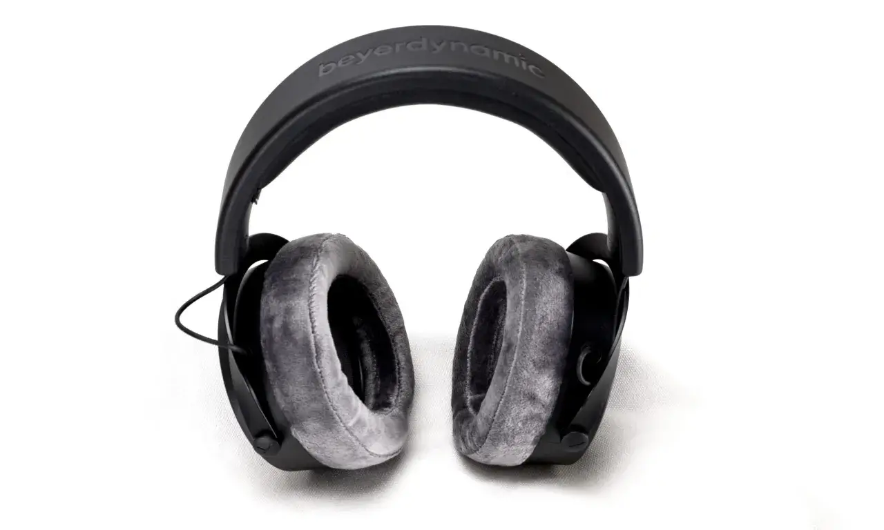 Beyerdynamic DT 900 PRO X Kopfhörer mit weichen Velours-Ohrpolstern, die für eine präzise Wiedergabe des dt 900 pro x frequency response sorgen.