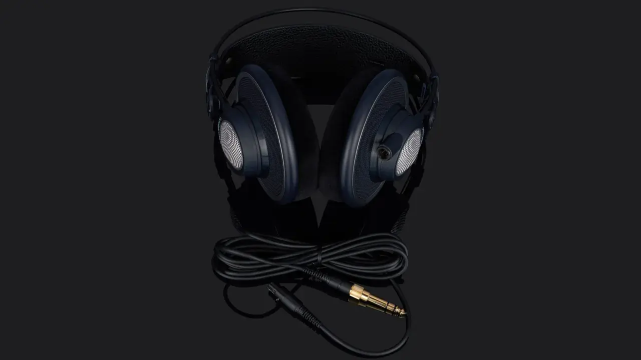 AKG K702 Kopfhörer mit Kabel und vergoldetem Klinkenstecker, bereit für einen detaillierten Test.