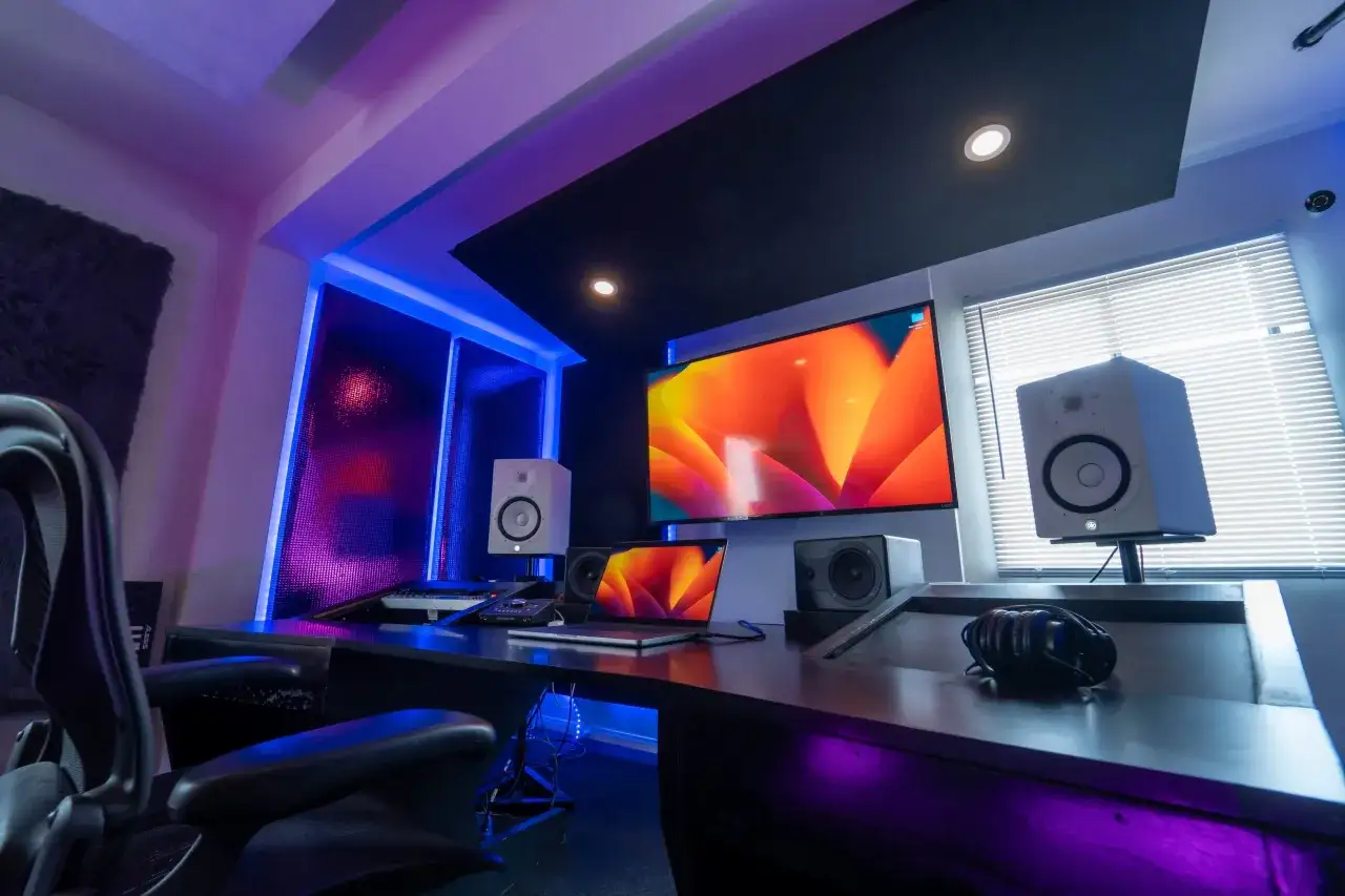 Ein modernes Tonstudio mit Monitoren, Laptops und Kopfh&ouml;rern, bereit f&uuml;r die Erstellung von Adobe Sounds.